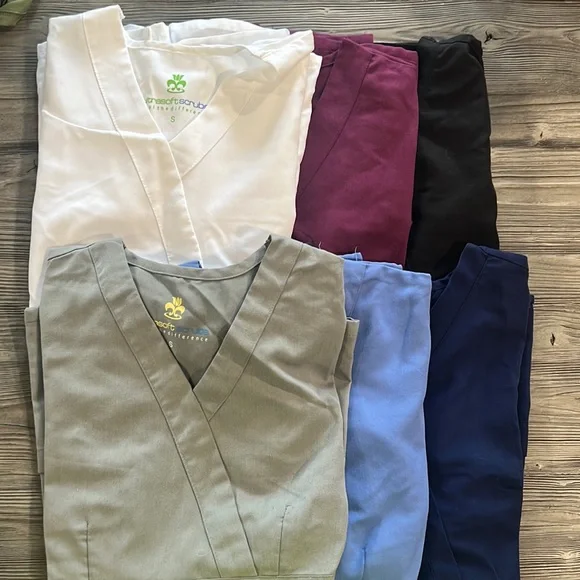 Bundle of 6 scrub tops size small - Picture 1 of 11